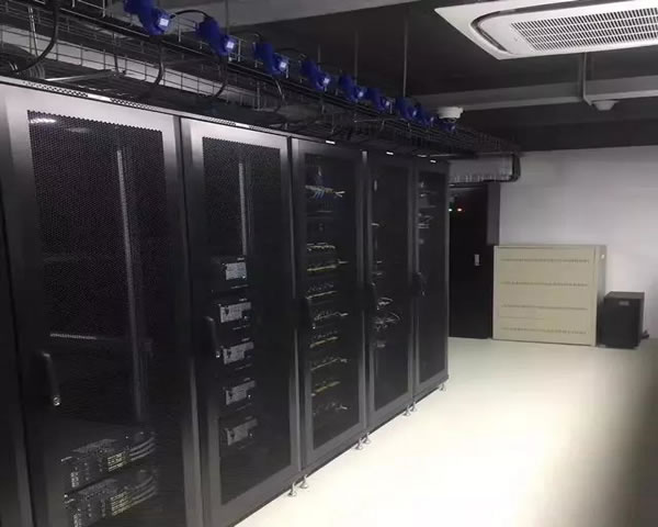 选择香港站群服务器时需要考虑的关键因素